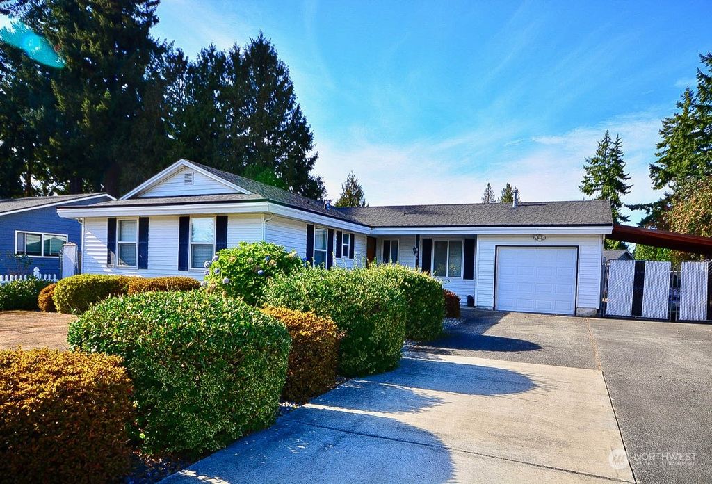 Photo of 816 S 327th Street, Federal Way, WA 98003 (MLS # 2161766)