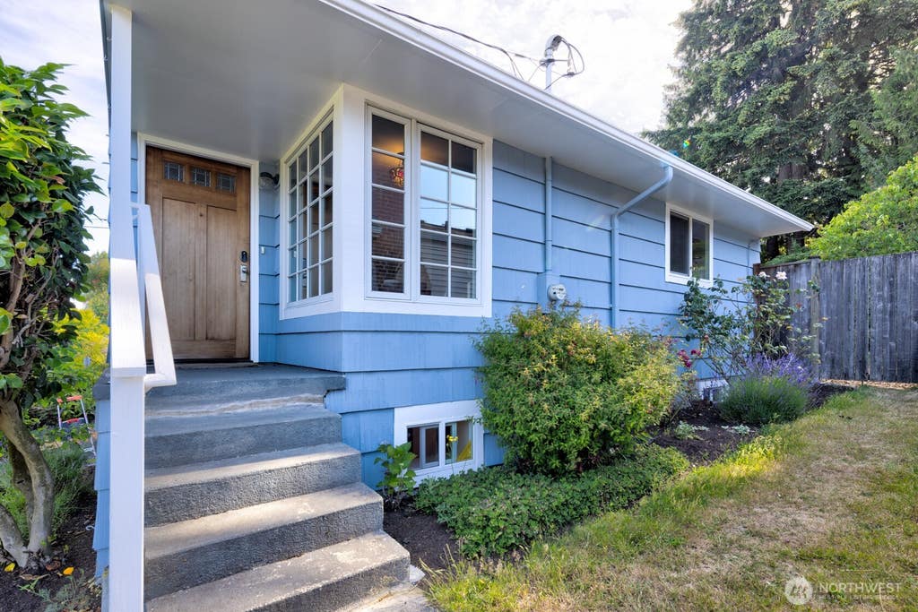 Photo of 4006 32nd Avenue W, Seattle, WA 98199 (MLS # 2546129)