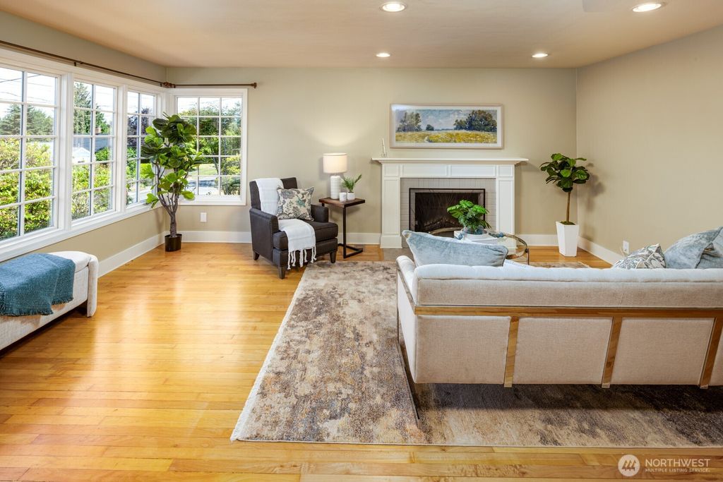 Photo of 4006 32nd Avenue W, Seattle, WA 98199 (MLS # 2546129)