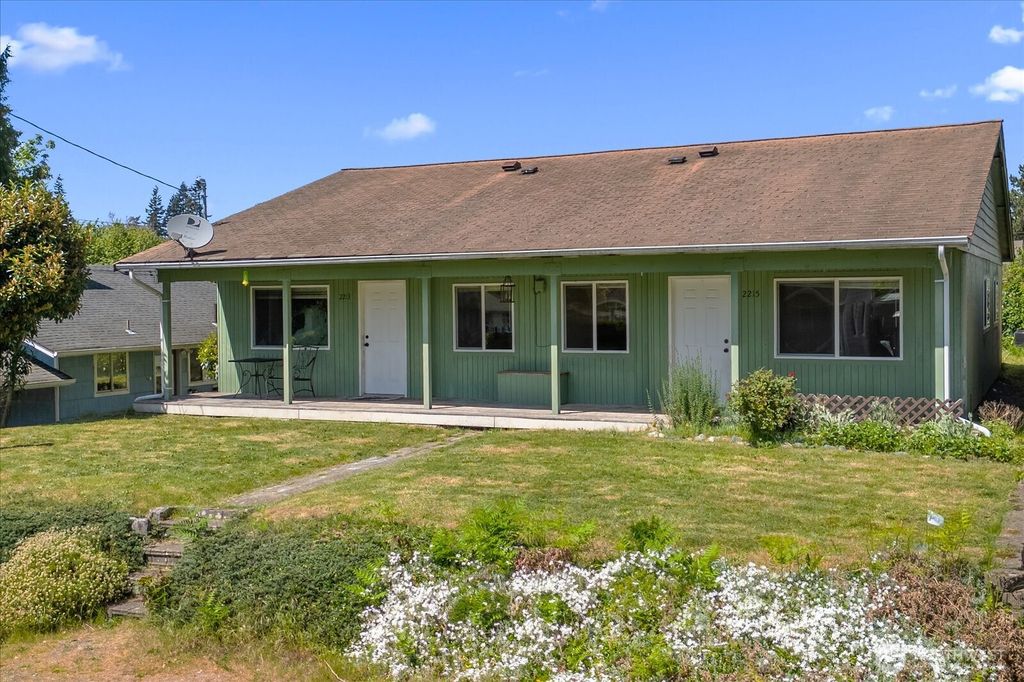 Photo of 2215 Jackson Avenue, Everett, WA 98203 (MLS # 2522016)