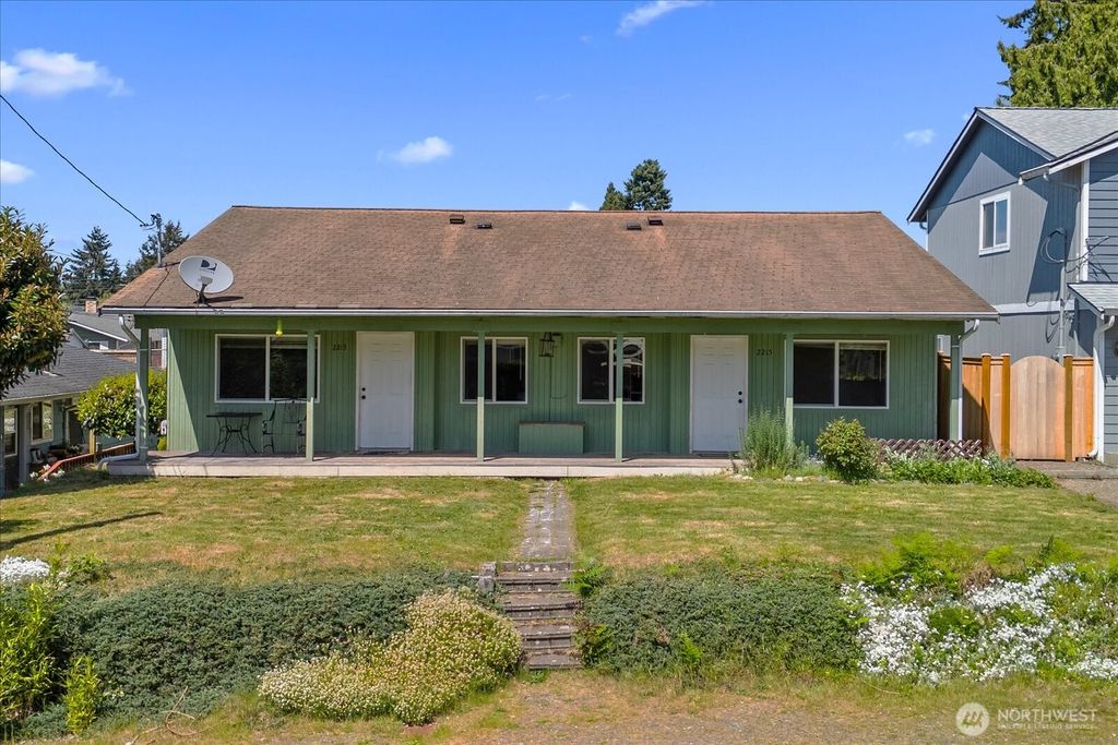 Photo of 2215 Jackson Avenue, Everett, WA 98203 (MLS # 2522016)