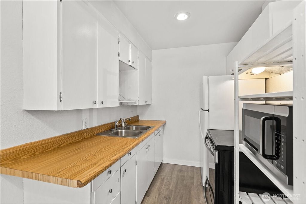Photo of 2215 Jackson Avenue, Everett, WA 98203 (MLS # 2522016)