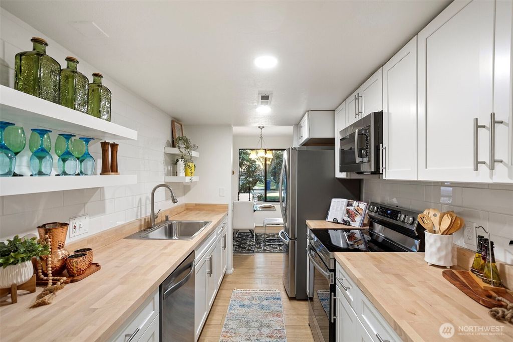 Photo of 14331 124th Avenue NE #C26, Kirkland, WA 98034 (MLS # 2470541)