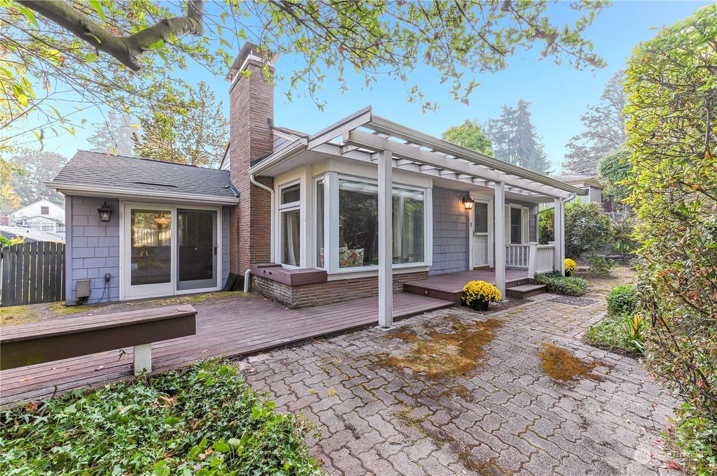 Photo of 1551 NE 100th Street, Seattle, WA 98125 (MLS # 2009285)