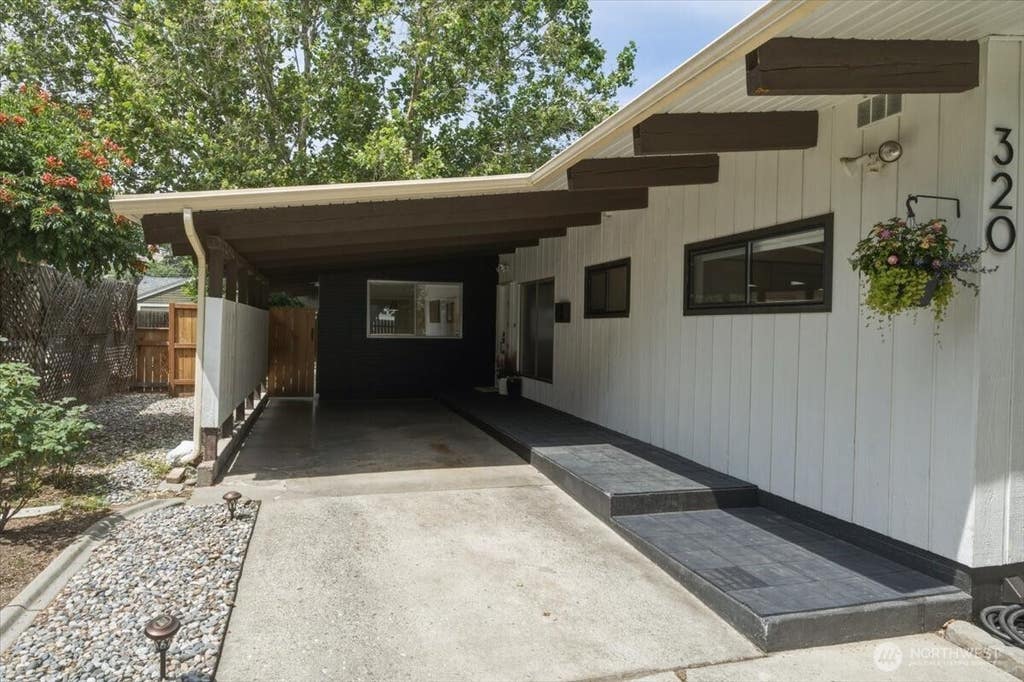Photo of 320 Pioneer Dr. DR, Wenatchee, WA 98801 (MLS # 2519541)