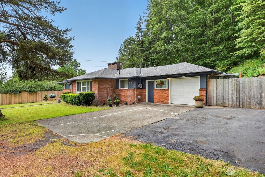 Photo of 621 E Summa Street, Centralia, WA 98531 (MLS # 2535604)