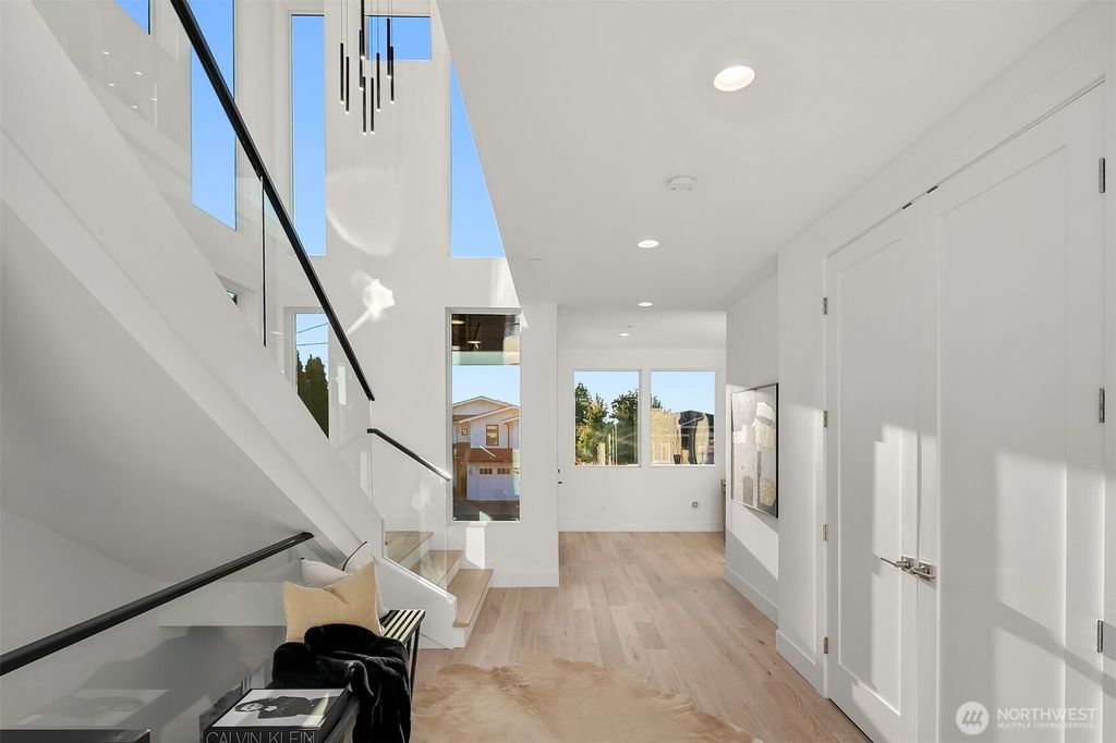 Photo of 6530 102nd Place NE, Kirkland, WA 98033 (MLS # 2513975)