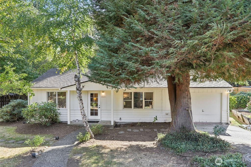 Photo of 1005 NE 170th Street, Shoreline, WA 98155 (MLS # 2441876)