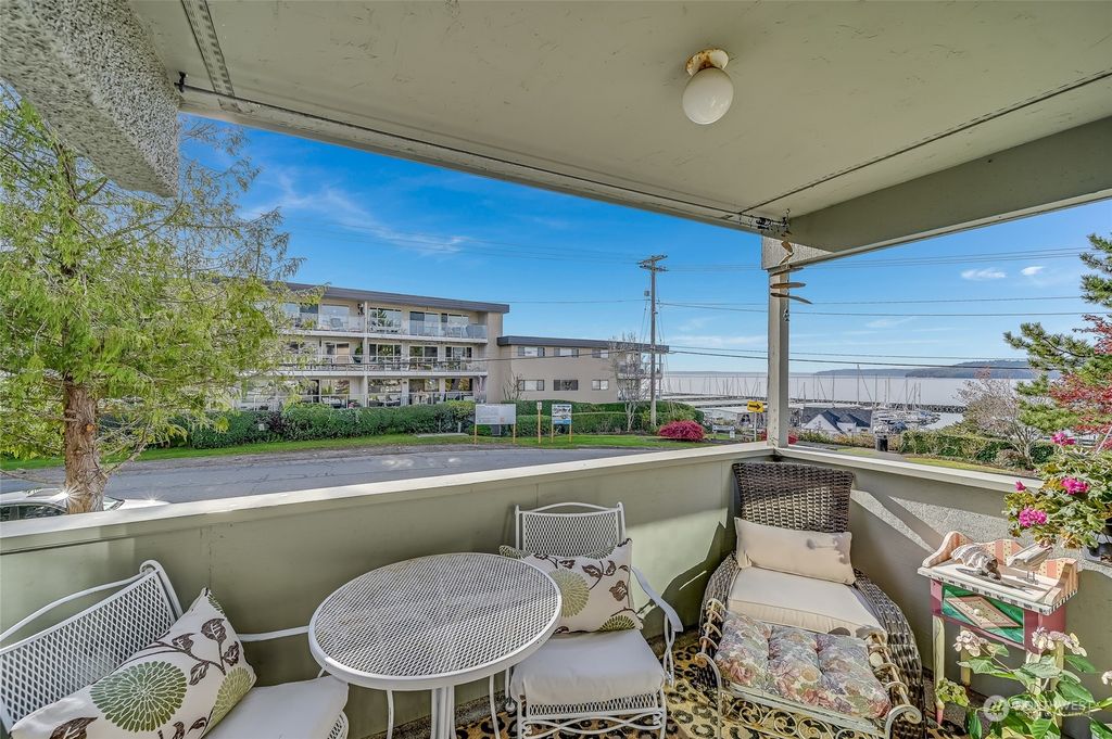 Photo of 528 S 223rd Street #111, Des Moines, WA 98198 (MLS # 2308584)