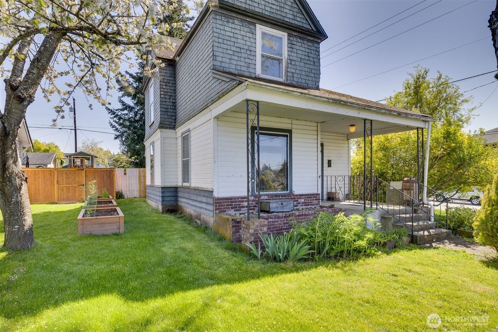 Photo of 2231 Highland Avenue, Everett, WA 98201 (MLS # 2361915)