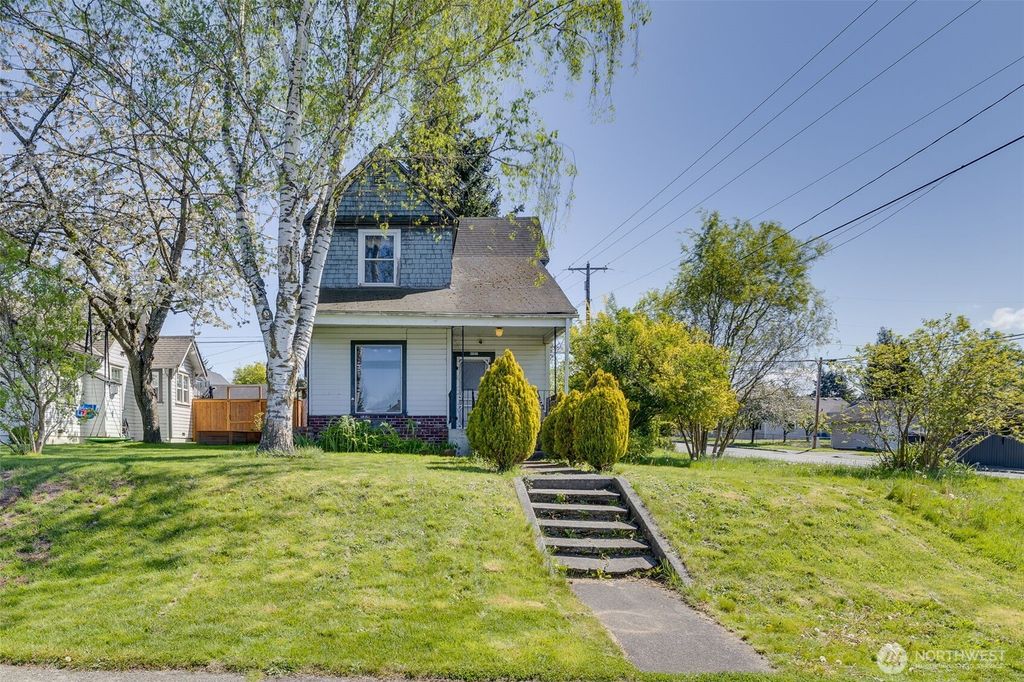 Photo of 2231 Highland Avenue, Everett, WA 98201 (MLS # 2361915)