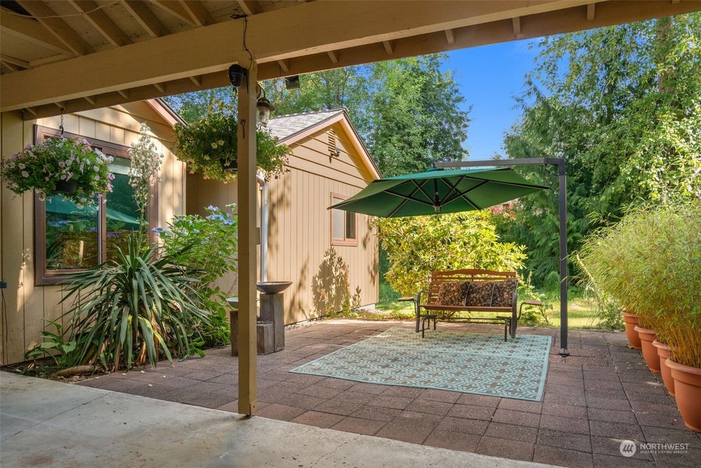 Photo of 5943 NE 200th Court, Kenmore, WA 98028 (MLS # 2139341)