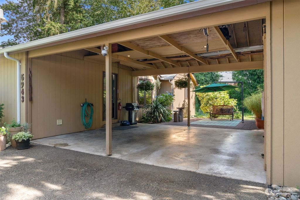 Photo of 5943 NE 200th Court, Kenmore, WA 98028 (MLS # 2139341)