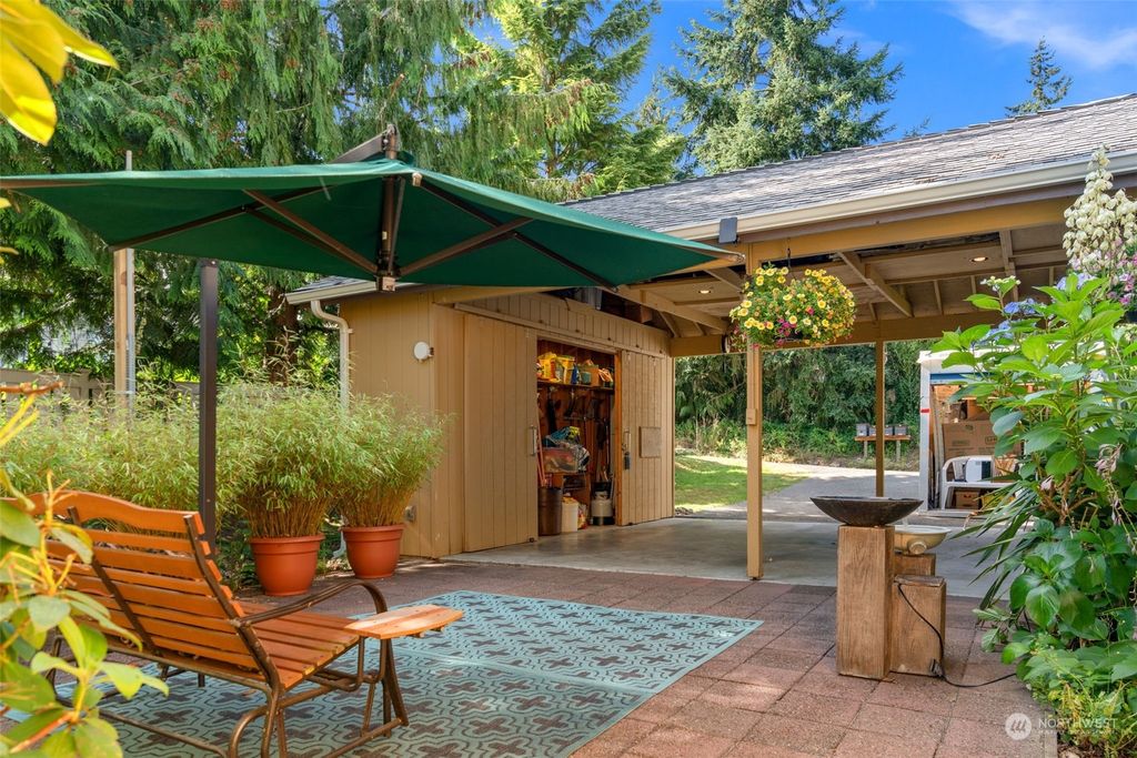 Photo of 5943 NE 200th Court, Kenmore, WA 98028 (MLS # 2139341)