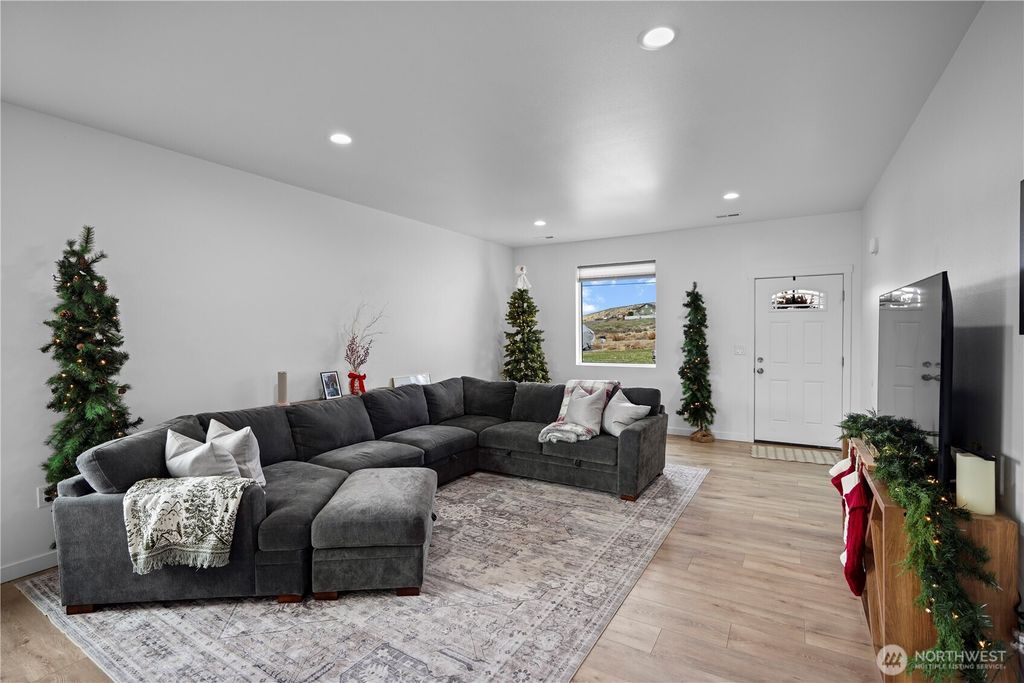 Photo of 627 NE 3rd Avenue, Soap Lake, WA 98851 (MLS # 2456846)