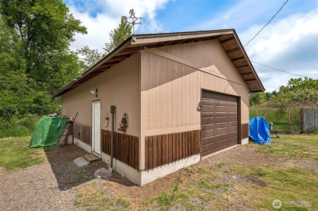 Photo of 8512 Driftwood Lane, Castle Rock, WA 98611 (MLS # 2533020)