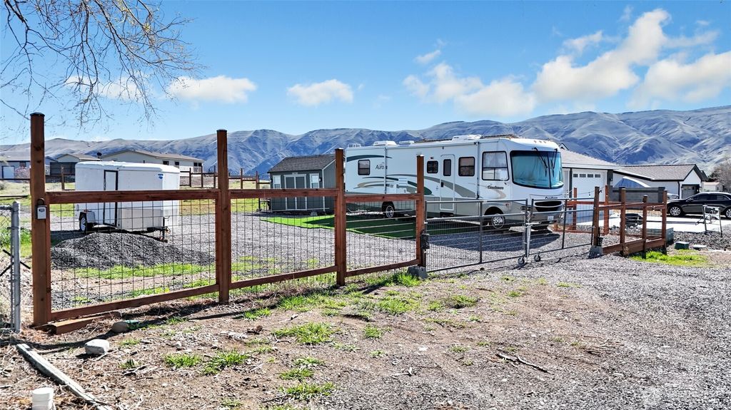 Photo of 507 SW Autumn Loop Loop, Mattawa, WA 99349 (MLS # 2499142)