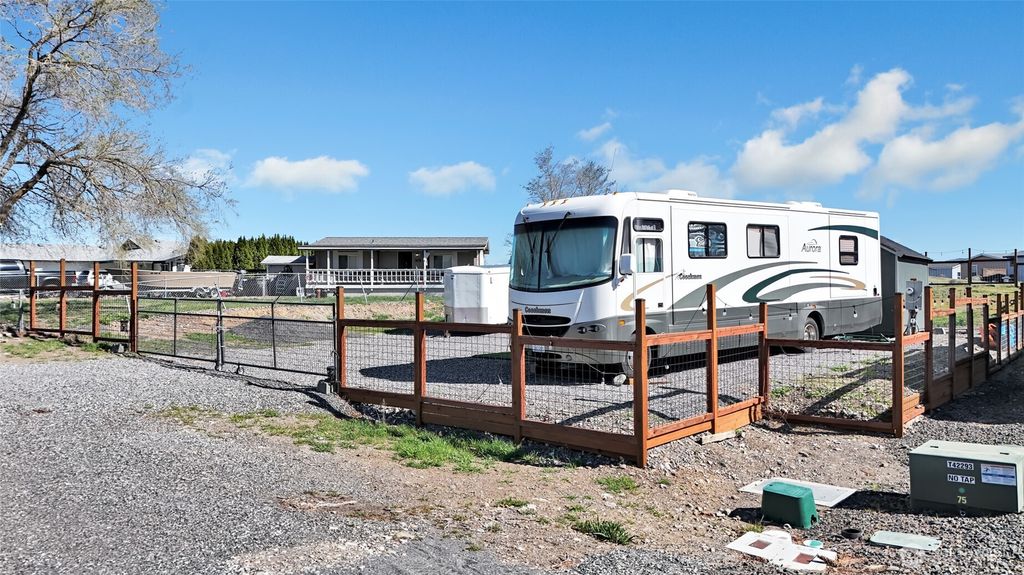 Photo of 507 SW Autumn Loop Loop, Mattawa, WA 99349 (MLS # 2499142)