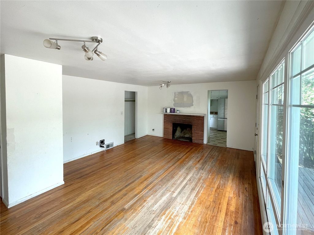 Photo of 14301 Meridian Avenue N, Seattle, WA 98133 (MLS # 2554607)