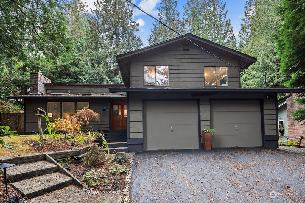 Photo of 890 Highwood Drive SW, Issaquah, WA 98027 (MLS # 1964522)