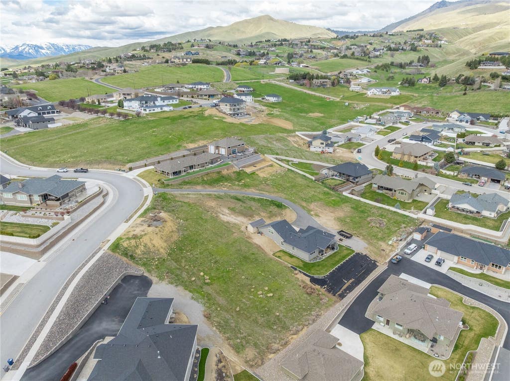 Photo of 870 Autumn Crest Drive, Wenatchee, WA 98801 (MLS # 2568497)
