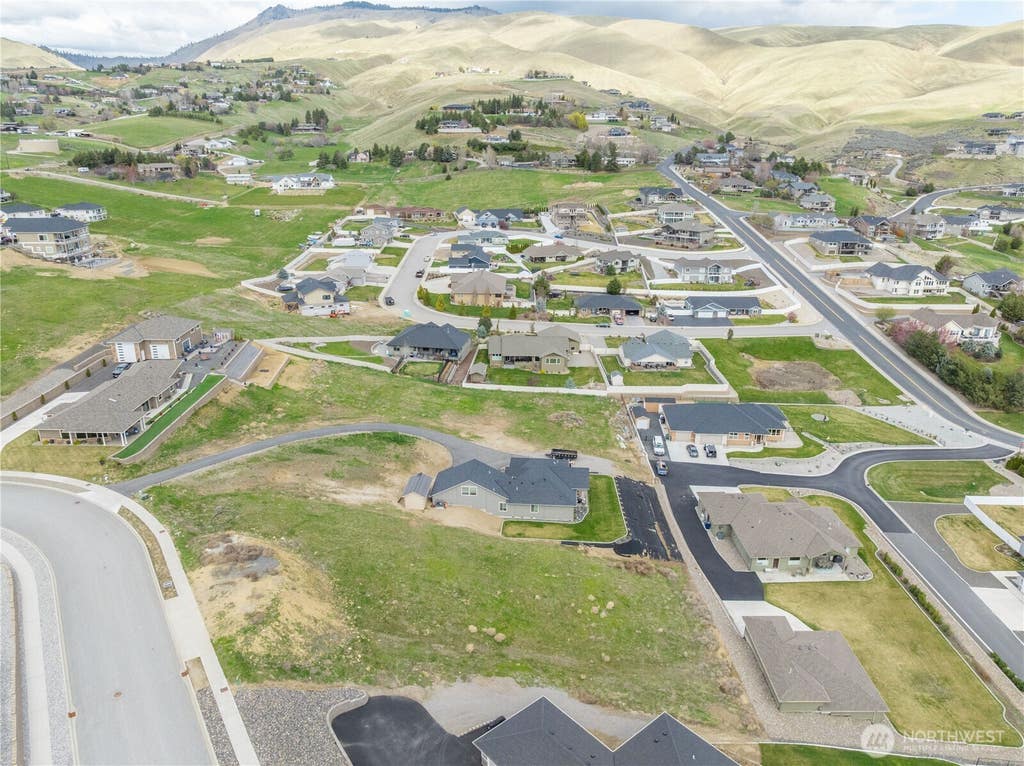Photo of 870 Autumn Crest Drive, Wenatchee, WA 98801 (MLS # 2568497)