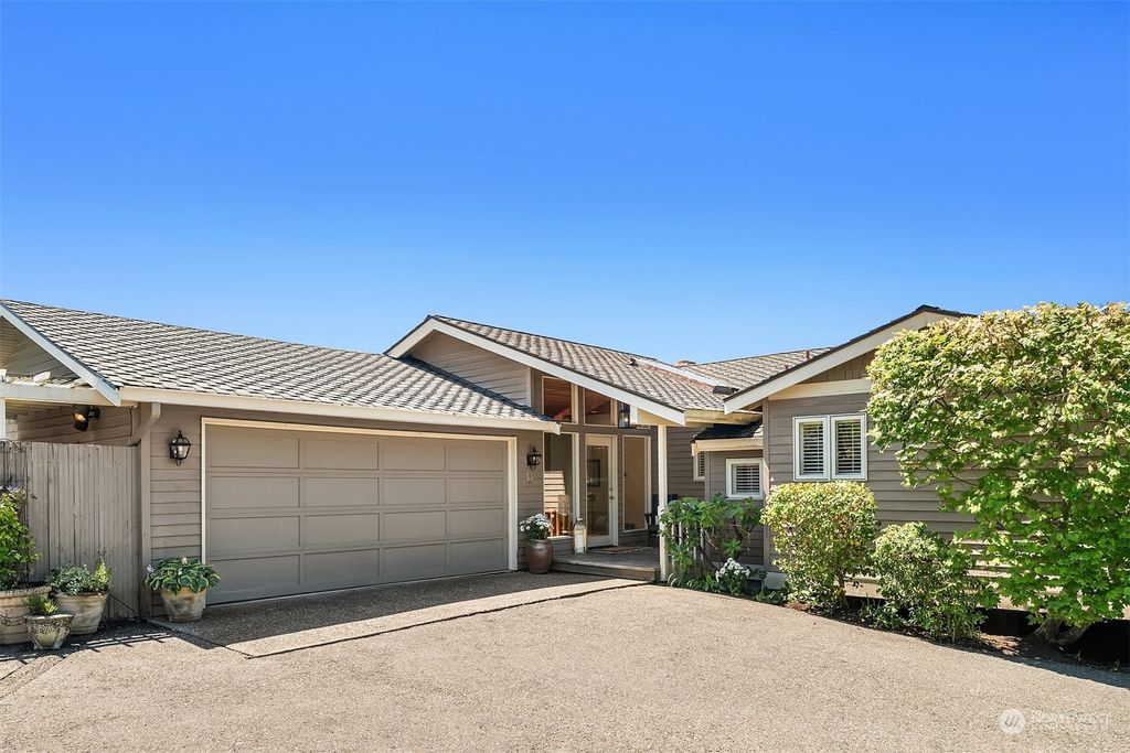 Photo of 2818 94th Avenue NE, Clyde Hill, WA 98004 (MLS # 2271808)