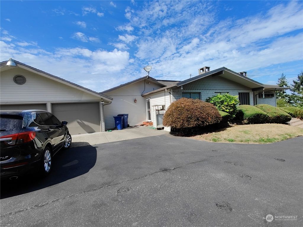 Photo of 1445 SW 296th Street, Federal Way, WA 98023 (MLS # 2189049)