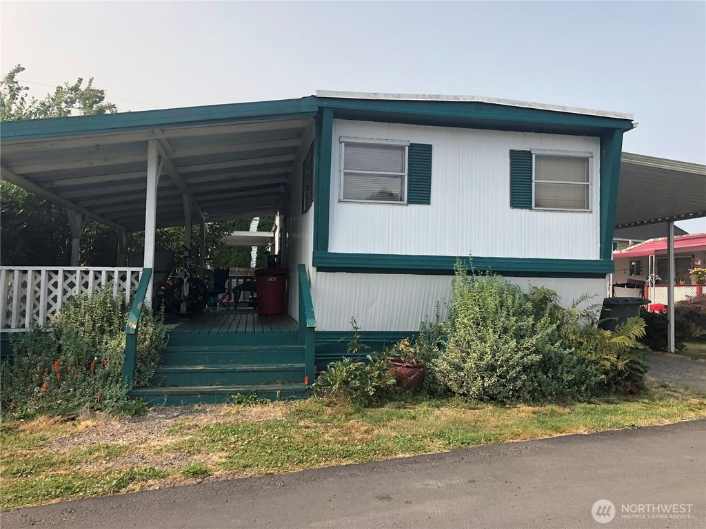 Photo of 1635 West Side Highway #3, Kelso, WA 98626 (MLS # 2472411)