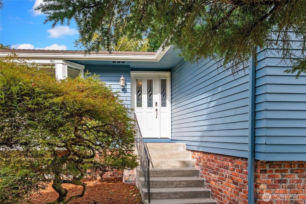 Photo of 4909 122nd Avenue SE, Bellevue, WA 98006 (MLS # 2580135)