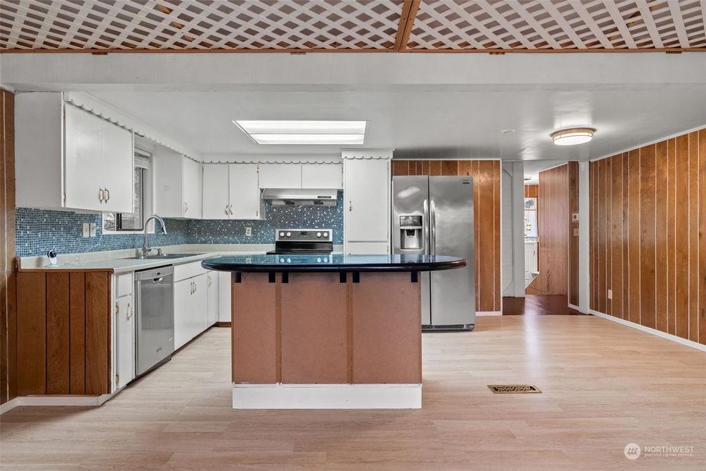 Photo of 14230 NE 80th Place, Redmond, WA 98052 (MLS # 2214852)