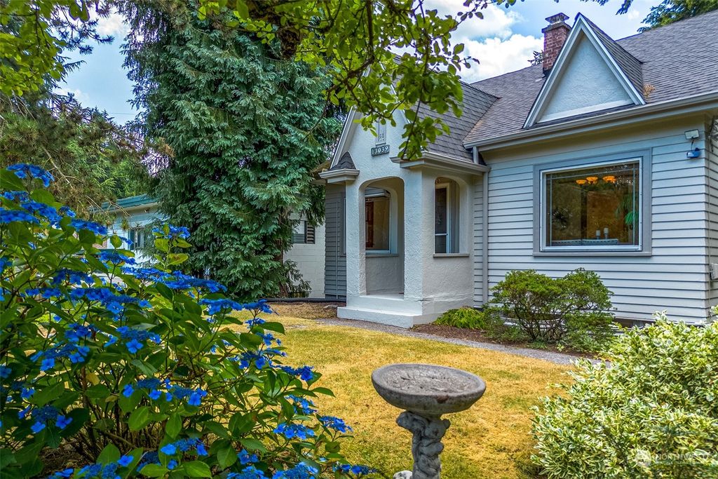Photo of 13039 3rd Avenue NE, Seattle, WA 98125 (MLS # 2269997)