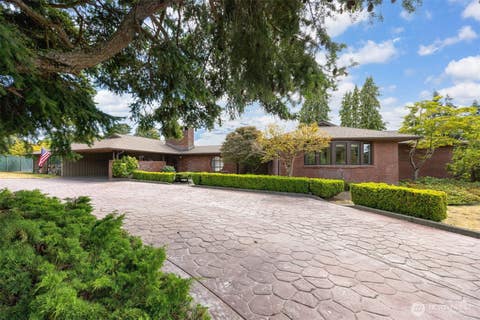 Photo of 204 Hawthorn Road, Bellingham, WA 98225 (MLS # 2561867)