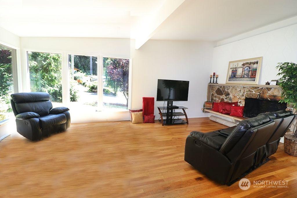 Photo of 810 S 301st Place, Federal Way, WA 98003 (MLS # 2130594)