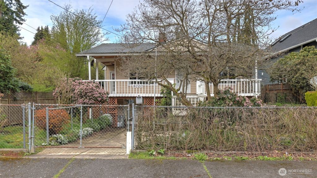 Photo of 4020 Grand Avenue, Everett, WA 98201 (MLS # 2359603)