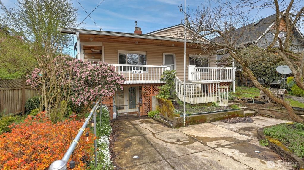 Photo of 4020 Grand Avenue, Everett, WA 98201 (MLS # 2359603)