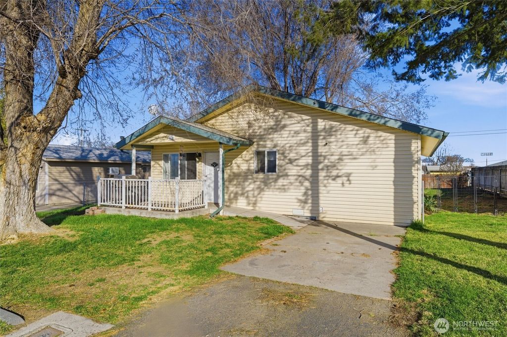 Photo of 762 S 2nd Avenue, Connell, WA 99344 (MLS # 2490831)