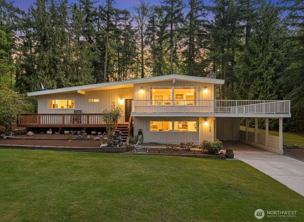 Photo of 13828 183rd Avenue SE, Renton, WA 98059 (MLS # 2516151)