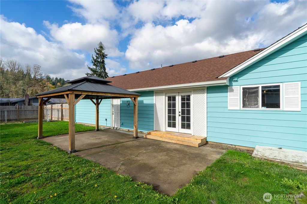 Photo of 404 W Roanoke Street, Centralia, WA 98531 (MLS # 2456199)