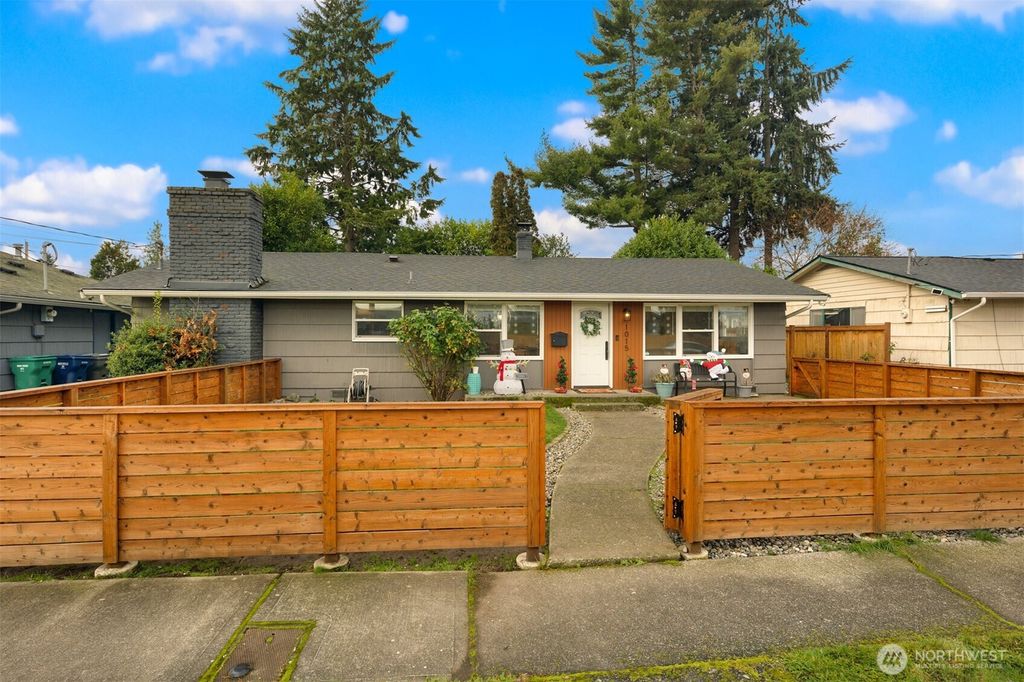 Photo of 1015 F Street SE, Auburn, WA 98002 (MLS # 2458051)