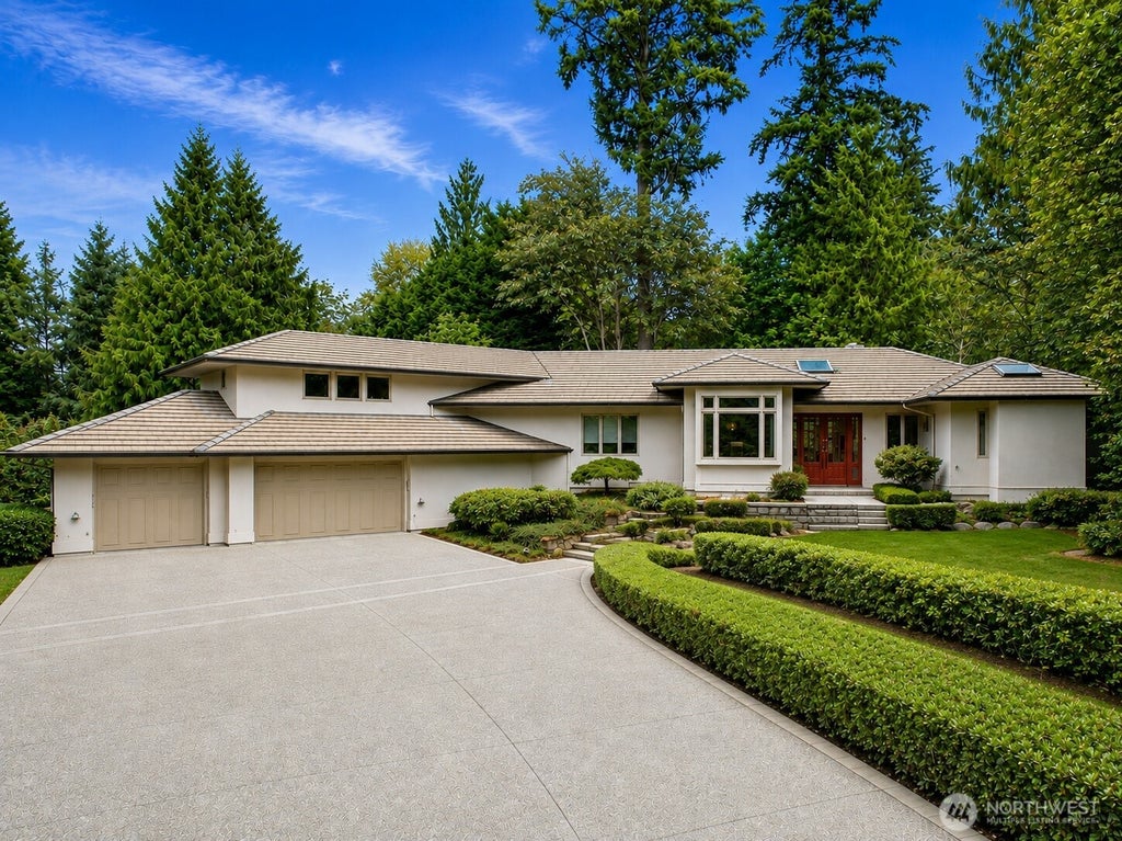 Photo of 16102 SE Cougar Mountain Way, Bellevue, WA 98006 (MLS # 2562194)