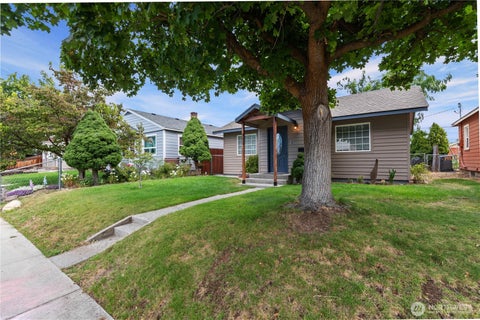 Photo of 905 Kittitas St ST, Wenatchee, WA 98801 (MLS # 2575808)