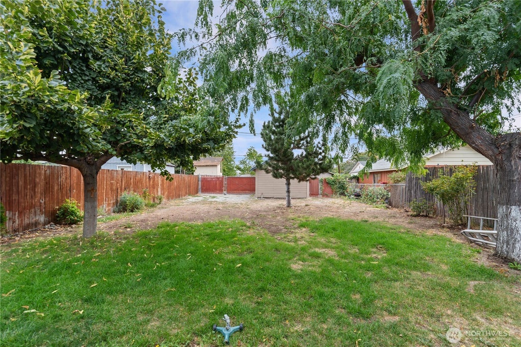 Photo of 905 Kittitas St ST, Wenatchee, WA 98801 (MLS # 2575808)