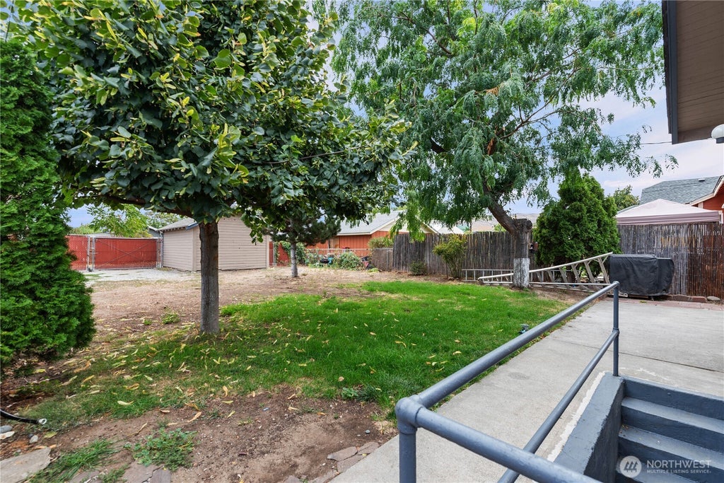 Photo of 905 Kittitas St ST, Wenatchee, WA 98801 (MLS # 2575808)