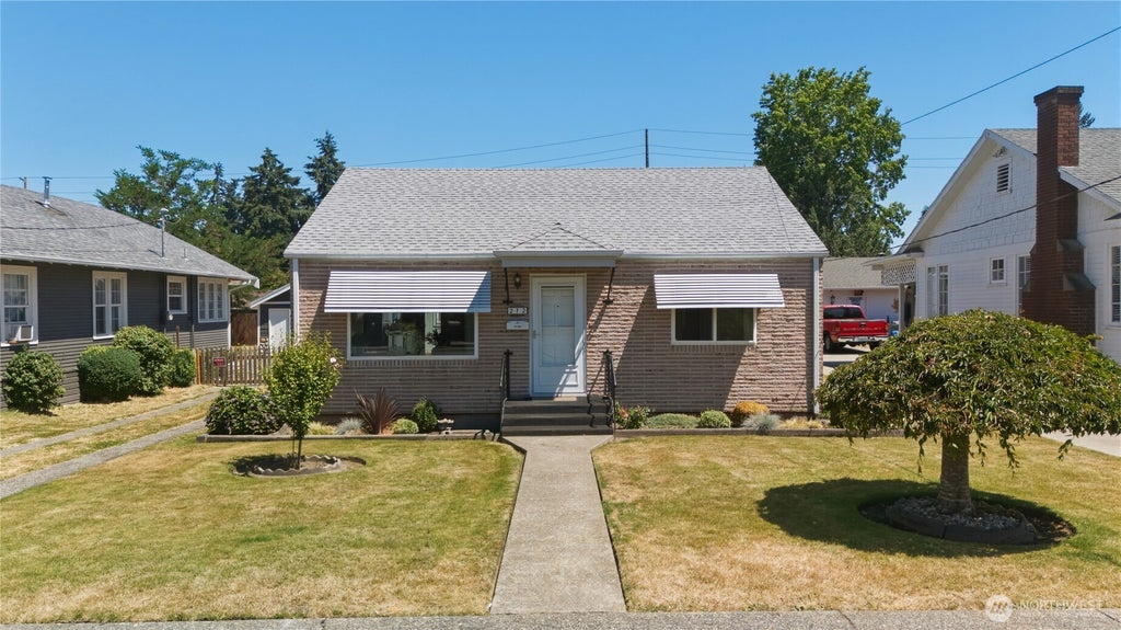 Photo of 212 L Street SE, Auburn, WA 98002 (MLS # 2555130)
