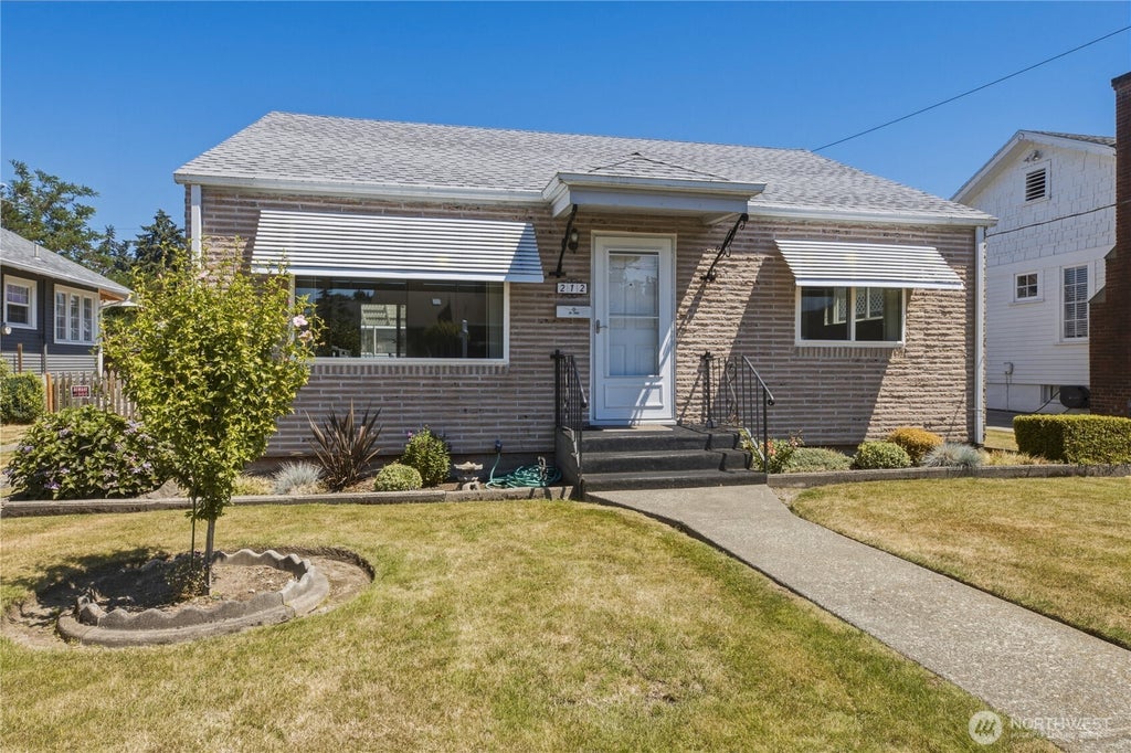 Photo of 212 L Street SE, Auburn, WA 98002 (MLS # 2555130)