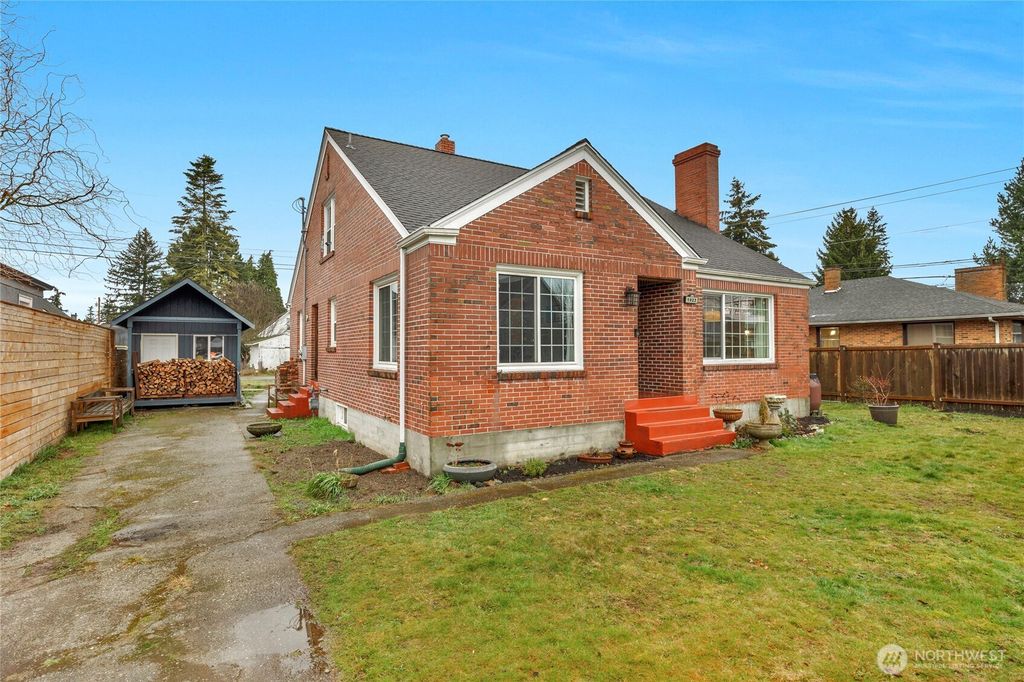 Photo of 1923 5th Street, Marysville, WA 98270 (MLS # 2335986)