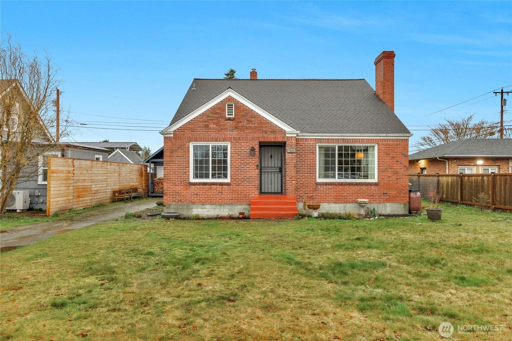 Photo of 1923 5th Street, Marysville, WA 98270 (MLS # 2335986)