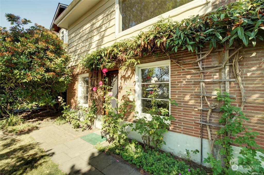 Photo of 3816 42nd Avenue NE, Seattle, WA 98105 (MLS # 2005449)