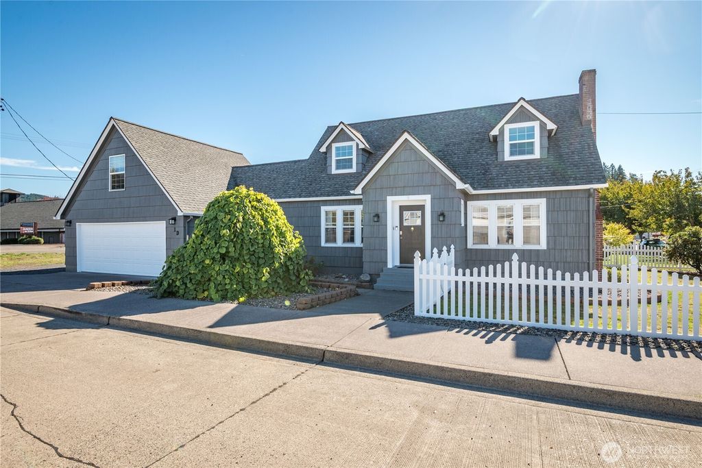 Photo of 1 D Street SW, Castle Rock, WA 98611 (MLS # 2445705)